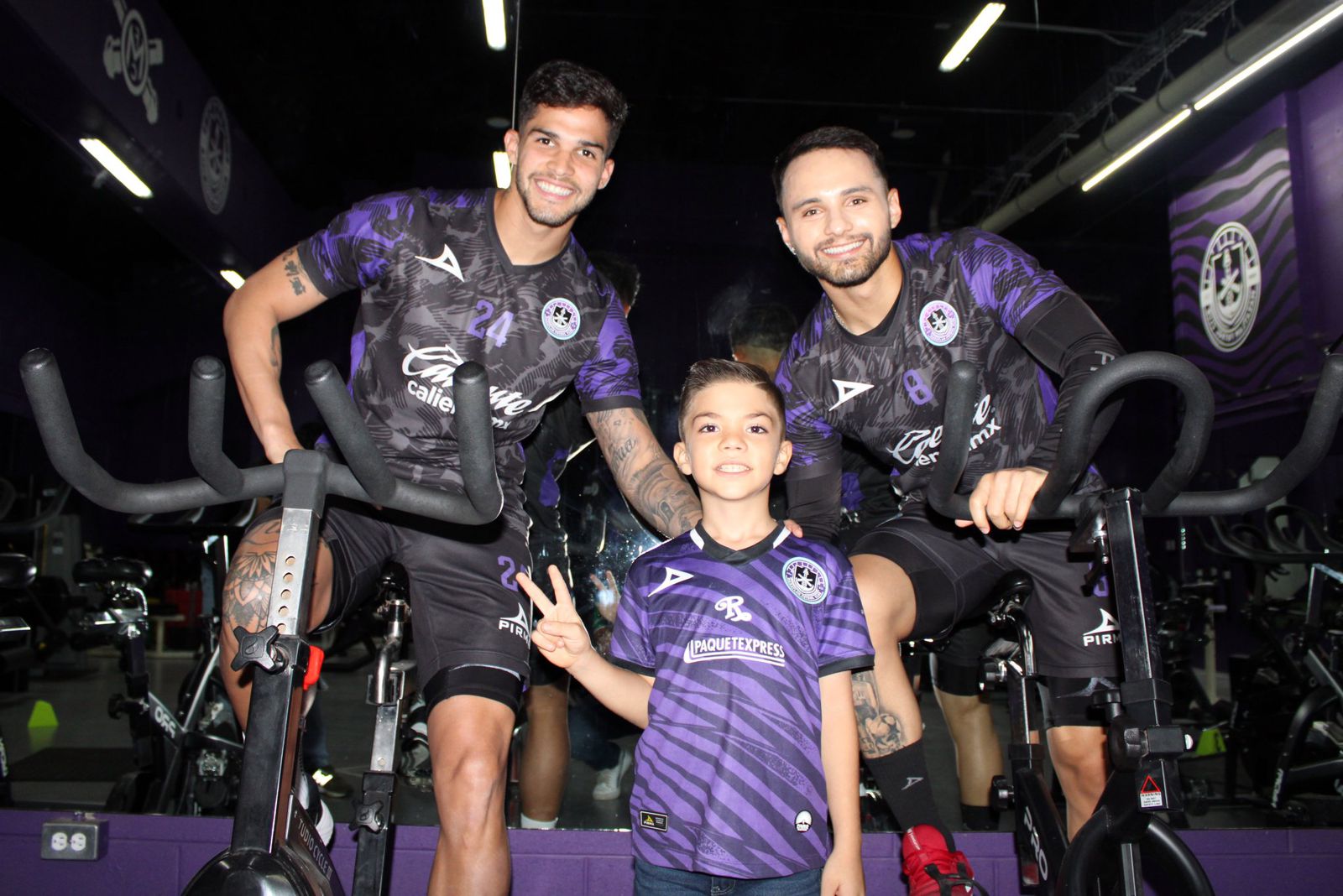 El Mazatlán FC le cumplió el sueño a Óscar, el pequeño aficionado que se robó el corazón del club porteño