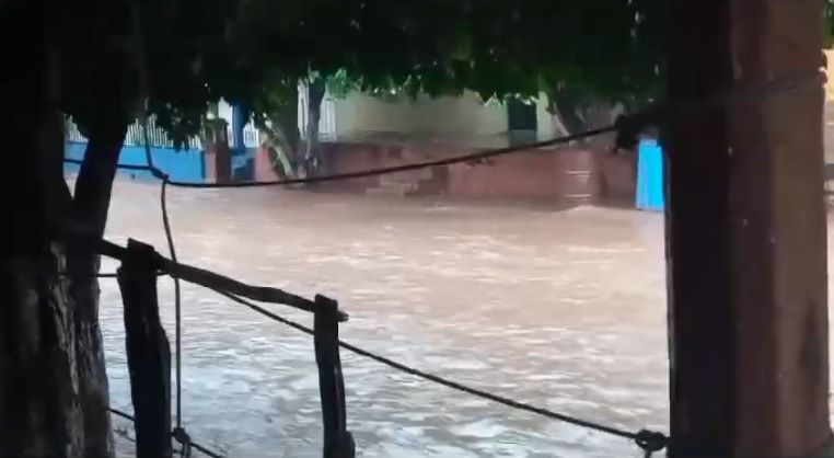 En El Quelite, Mazatlán, se sale arroyo Las Cañadas y el río sube de nivel