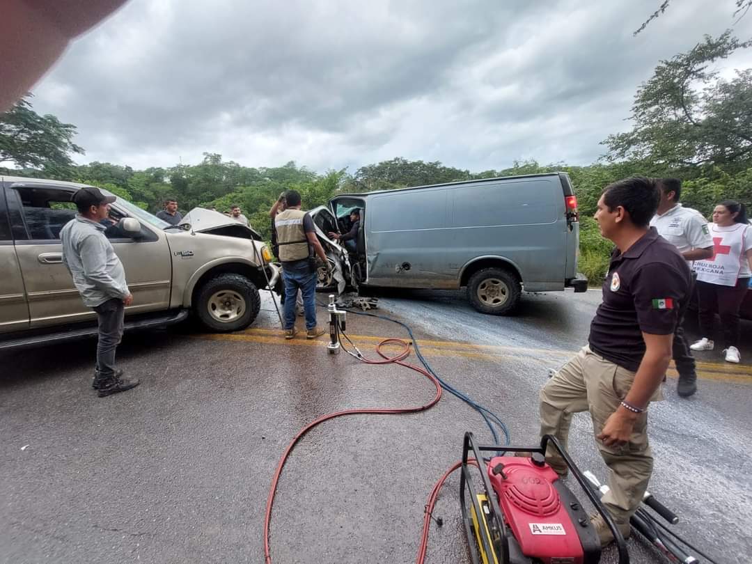 Encontronazo entre dos camionetas deja tres lesionados en San Ignacio