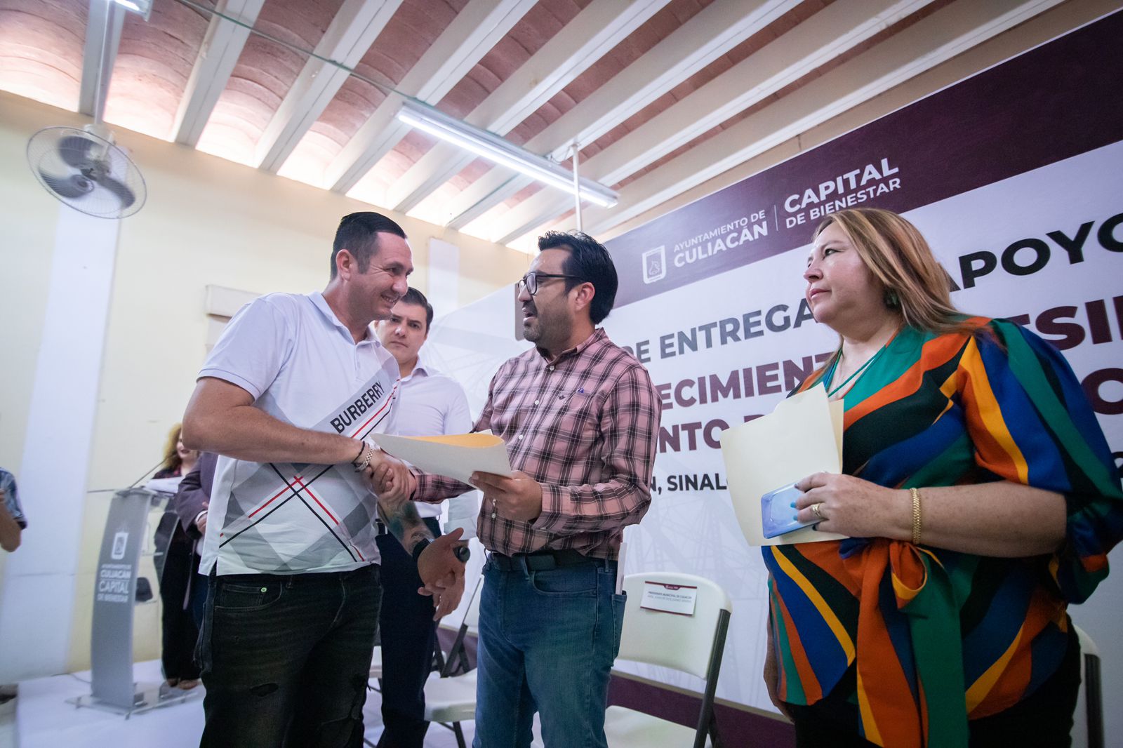 Alcalde de Culiacán entrega apoyos a centros de rehabilitación de Culiacán