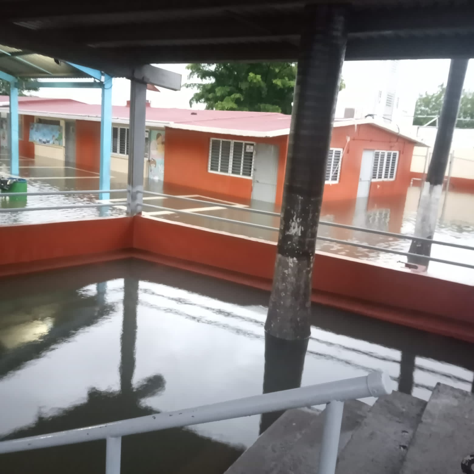 Escuela primaria Miguel Hidalgo quedó bajo el agua, tras el paso de la depresión tropical ‘Norma’