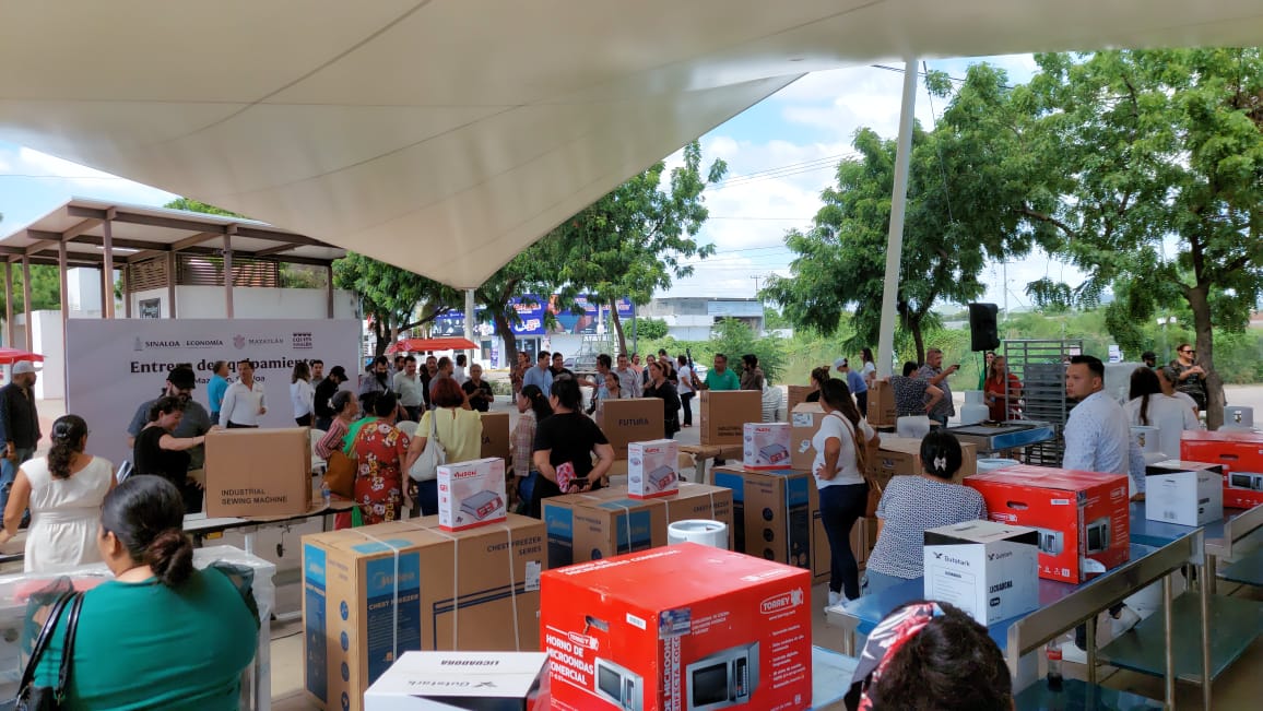 Familias de Mazatlán son beneficiadas con entrega de equipos para potencializar la economía de sus negocios