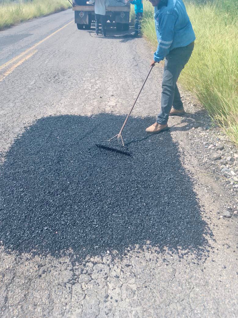 Gobierno de El Fuerte llevó programa de bacheo a carretera de Tetaroba