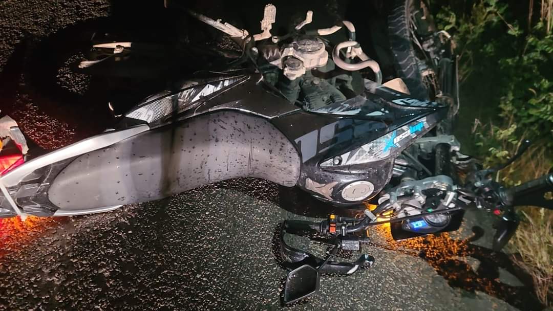Herido de gravedad queda motociclista al ser impactado por auto fantasma en Mazatlán