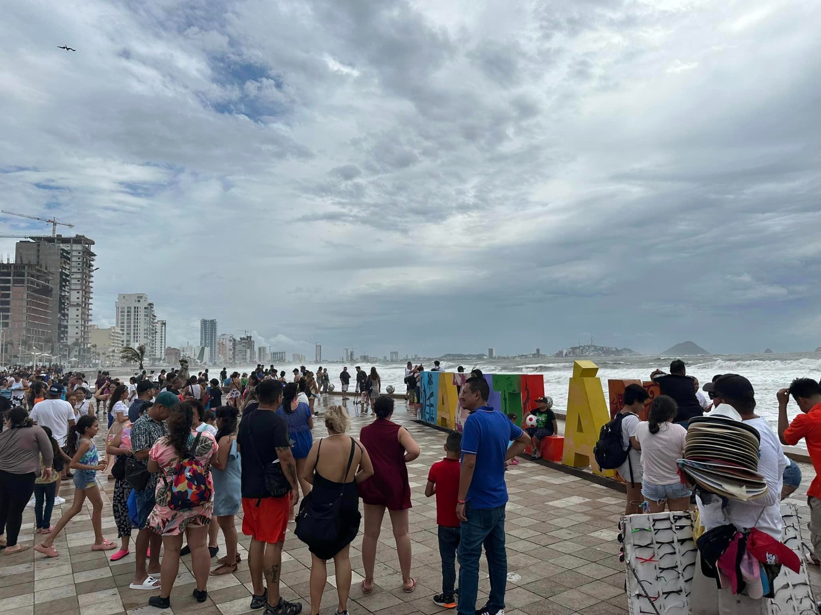Impera imprudencia entre ‘curiosos’ ante Norma; captan caída de mujer en malecón de Mazatlán