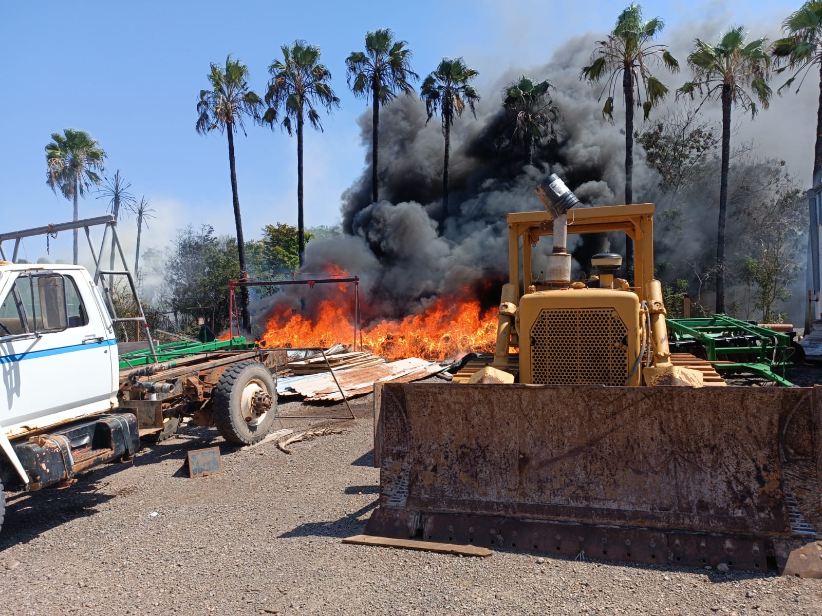 Incendio en una bodega agrícola moviliza a los cuerpos de auxilio de Los Mochis