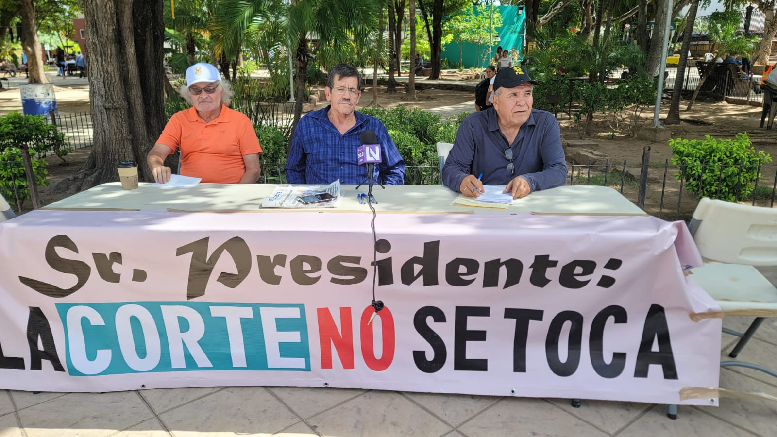 ‘La Corte no se toca’, ciudadanos se manifiestan en contra de la eliminación de fideicomisos