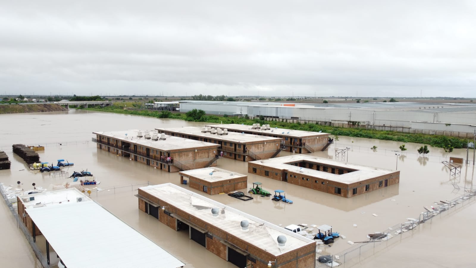 Son más de mil 740 personas refugiadas en albergues por inundaciones en Sinaloa: Gobernador