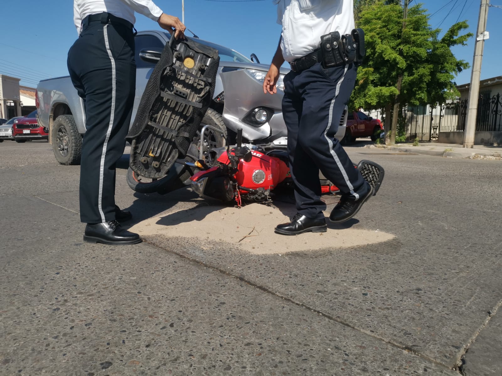 Motociclista queda lesionado tras ser embestido por el conductor de una camioneta en Los Mochis