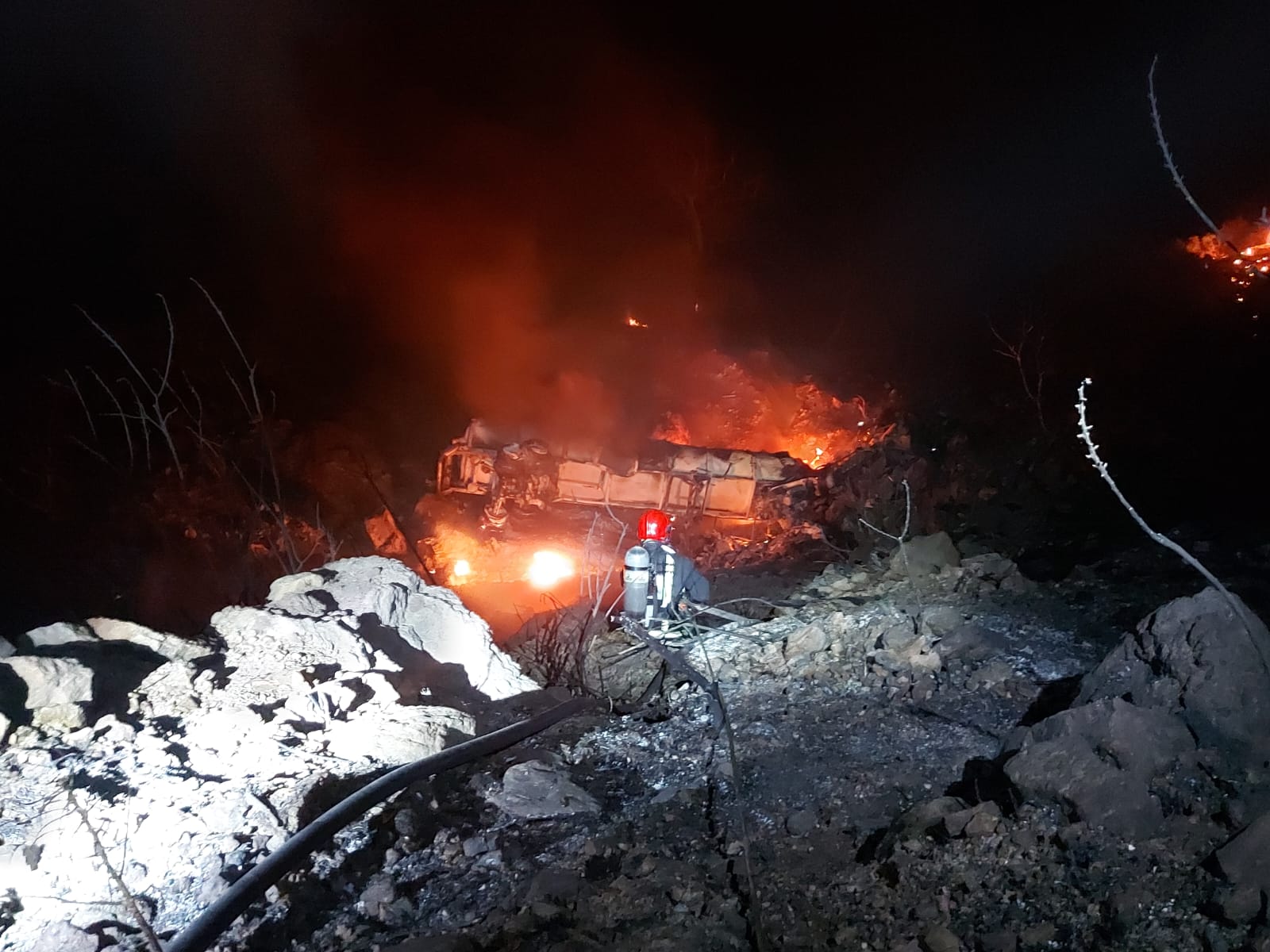 Muere conductor de una pipa al caer a barranco en la carretera Durango – Mazatlán