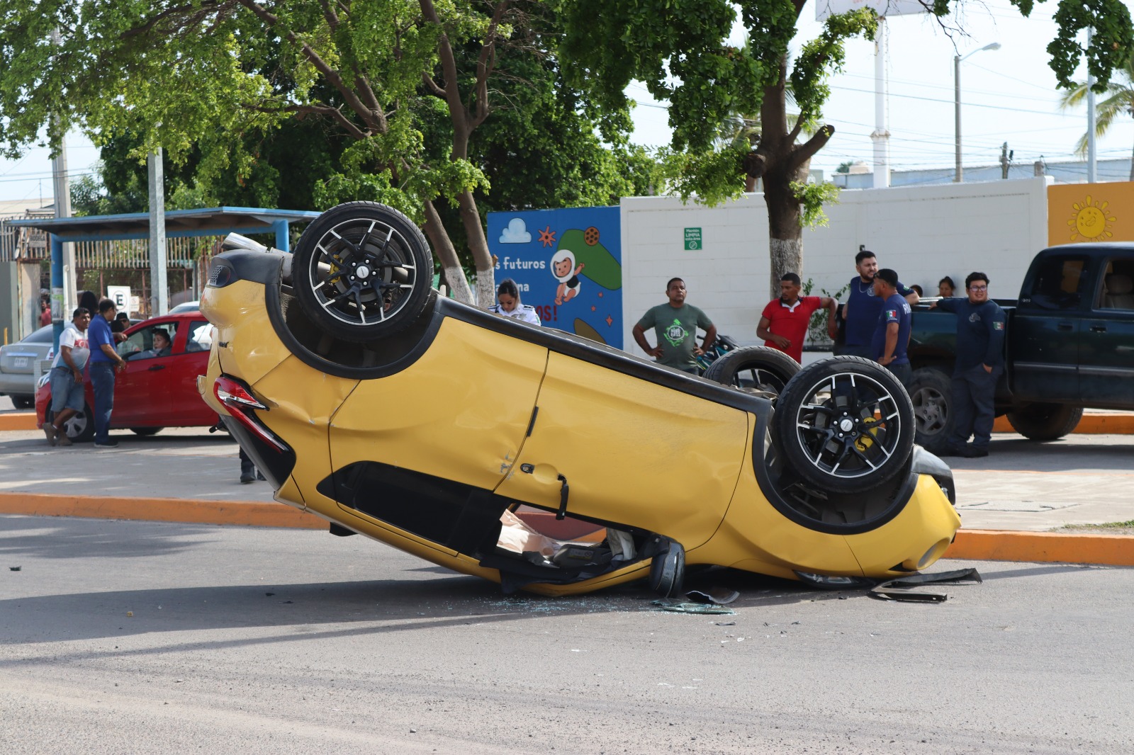 Mujer pierde el control de su camioneta y termina volcada en Mazatlán ...