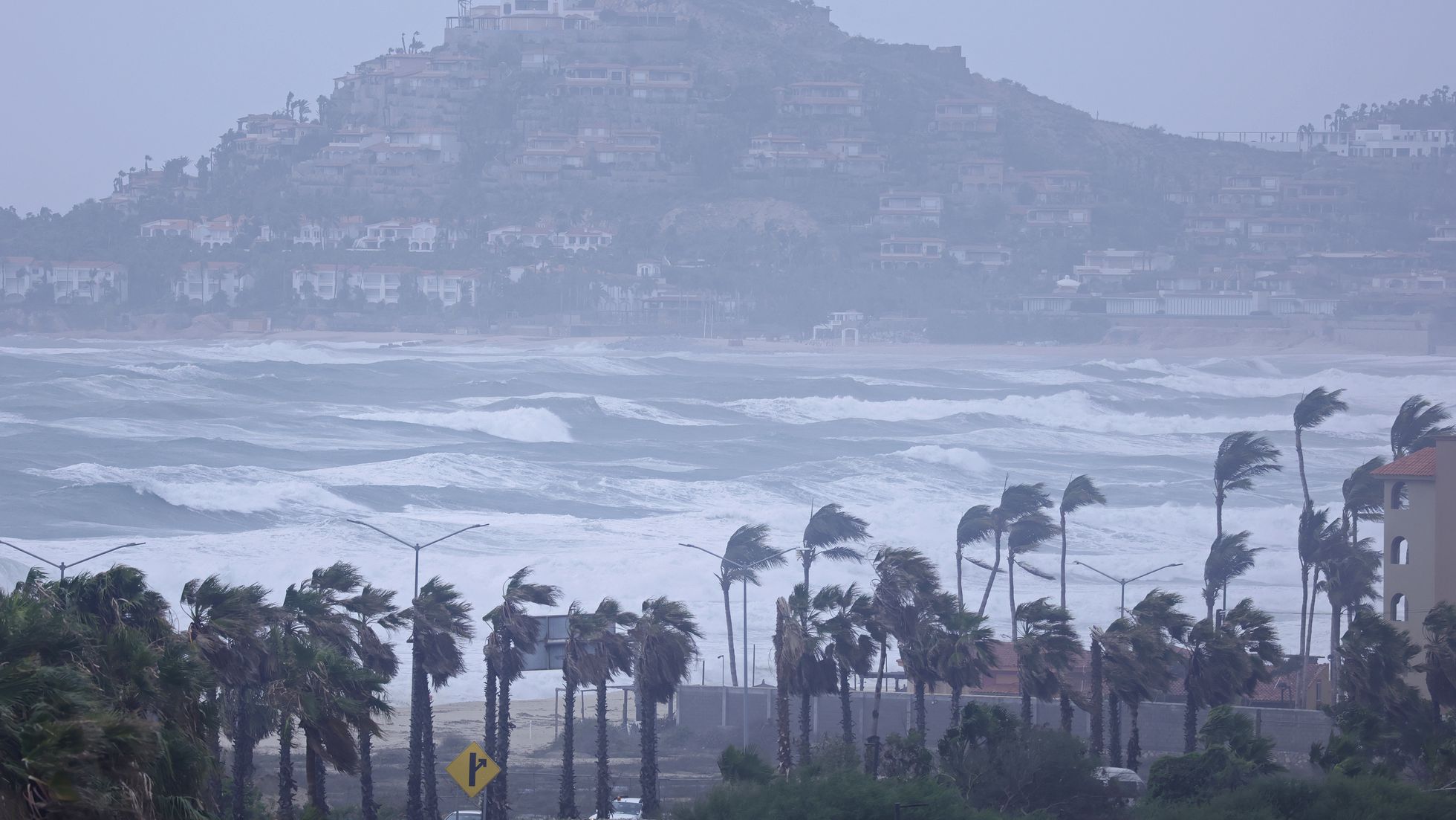 ‘Otis’ podría impactar como huracán categoría 4 cerca de Acapulco, Guerrero, la mañana de este miércoles
