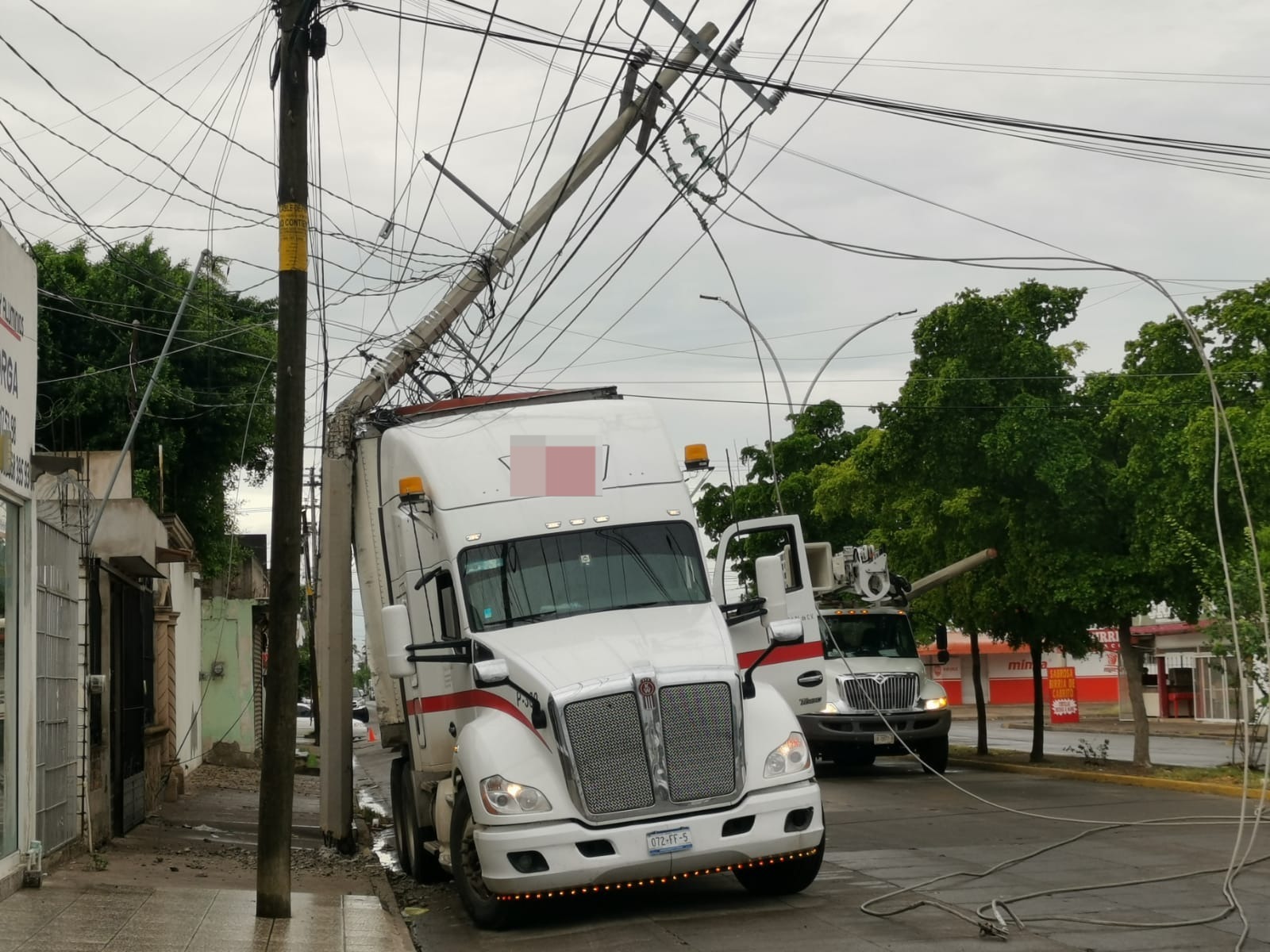 Operador de un tráiler derriba poste de la CFE en la colonia La Cuchilla, en Los Mochis