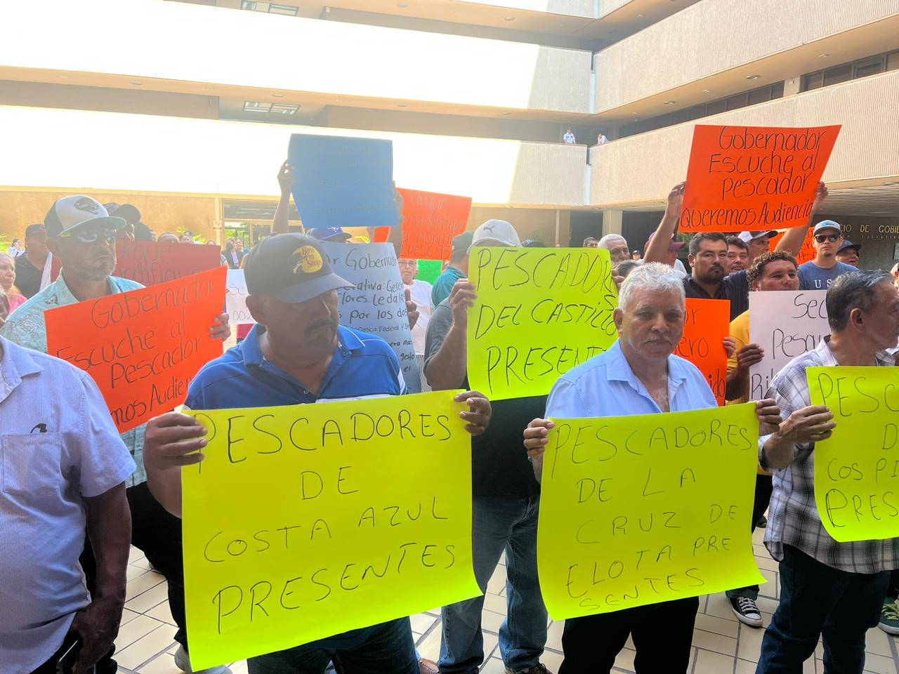 Se manifiestan pescadores en Palacio de Gobierno, un desastre temporada de captura de camarón, aseguran