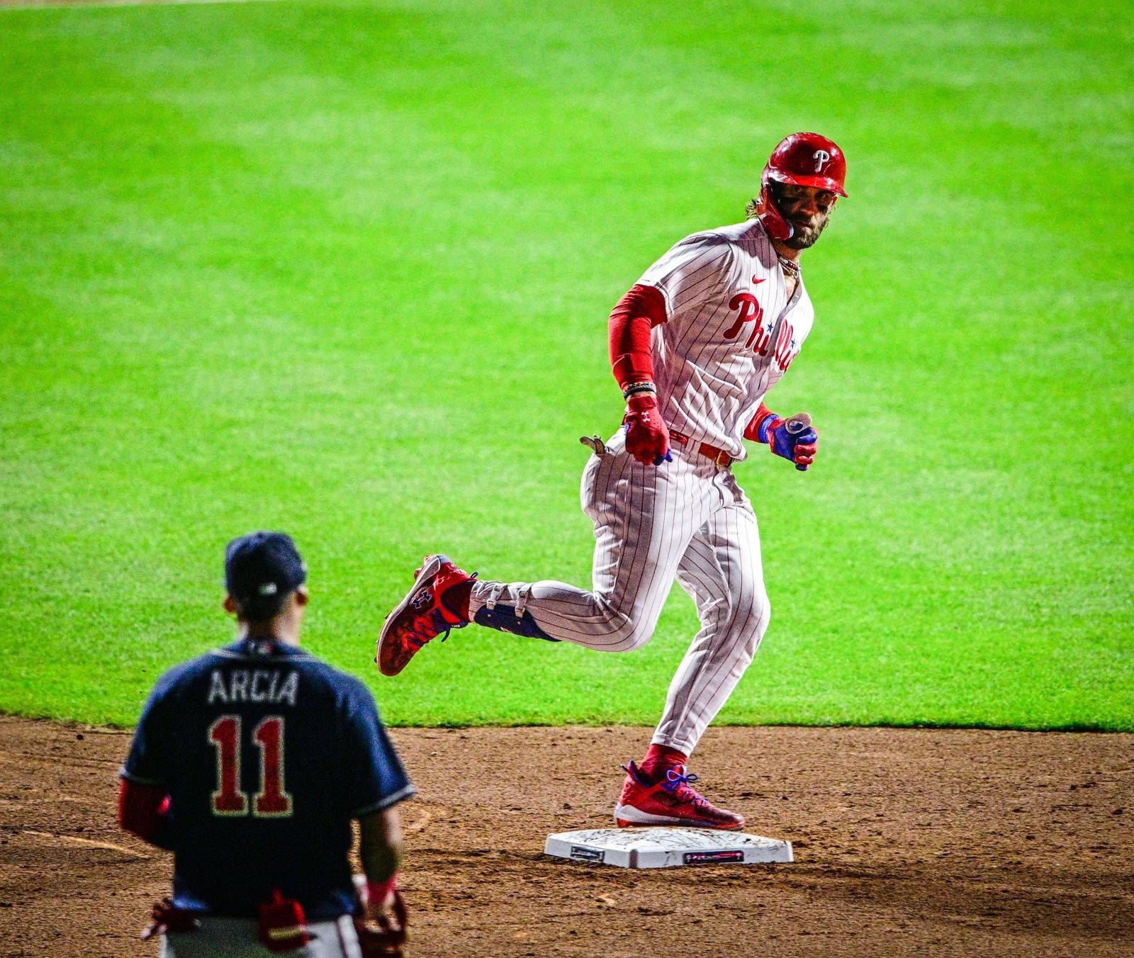 Los Phillies derrotan a los Bravos y se colocan a un triunfo de la Serie de Campeonato