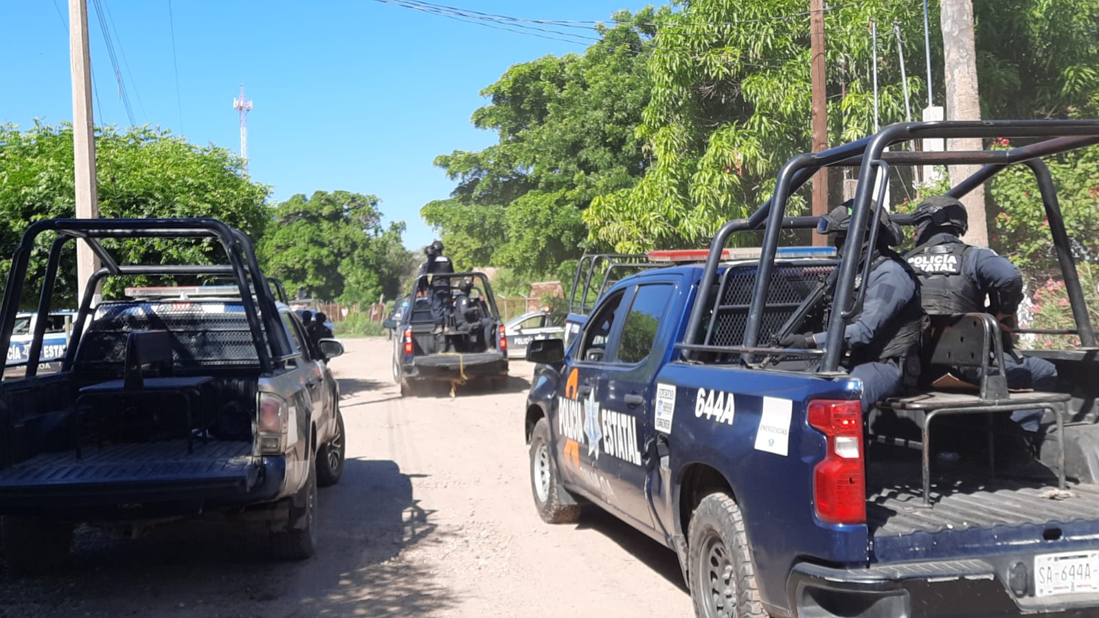 Presuntos “robacarros” atacan a balazos a policías durante persecución en Navolato