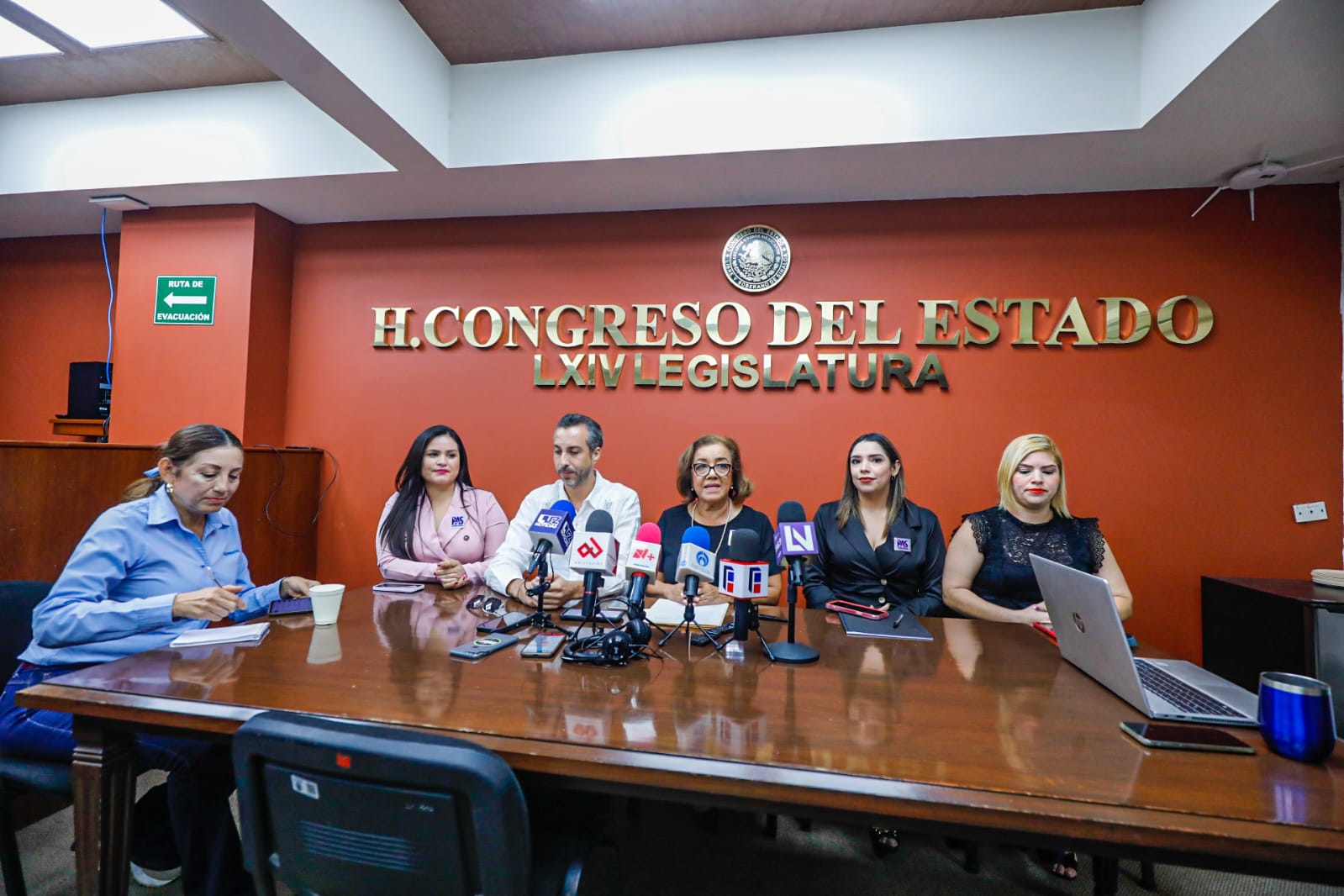 Queda conformado el Grupo Plural de Diputados Sin Partido en el Congreso; Adolfo Beltrán queda como coordinador
