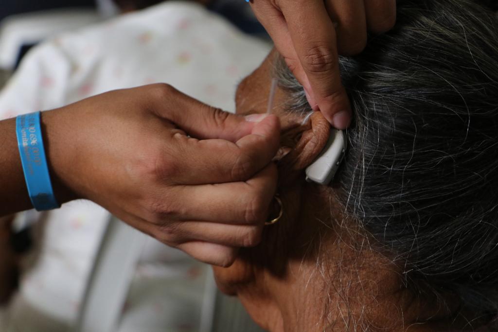 Reciben personas con discapacidad de Mazatlán aparatos auditivos; serán 220 a entregar