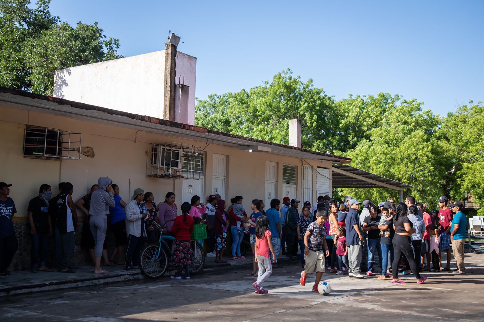 Recorre Juan de Dios Gámez albergues para conocer necesidades de familias afectadas en Culiacán