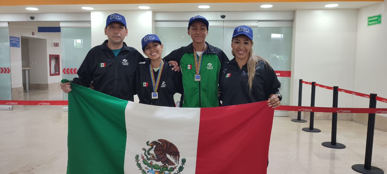 Con la medalla colgada al cuello y ondeando la bandera regresan estudiantes que ganaron plata en Sudáfrica