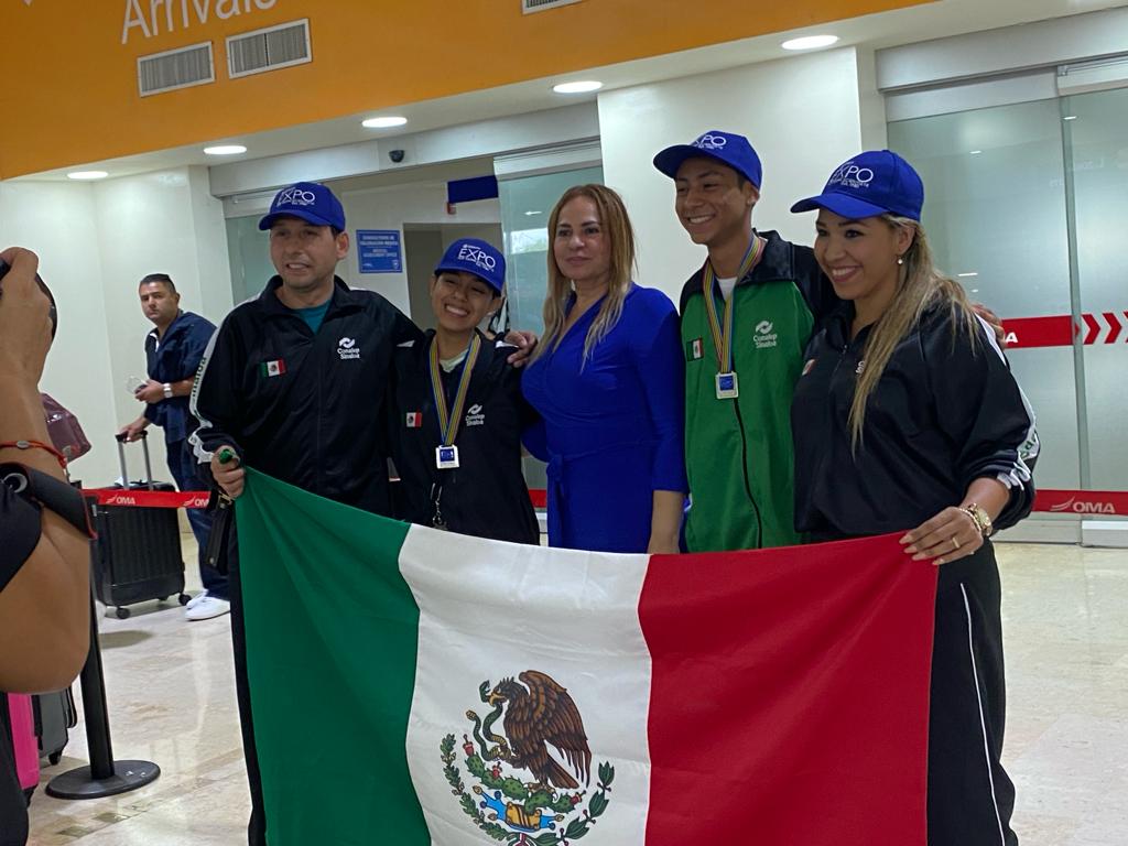 Regresan a Sinaloa alumnos medallistas en Sudáfrica; “son embajadores del talento sinaloense”: Rocha
