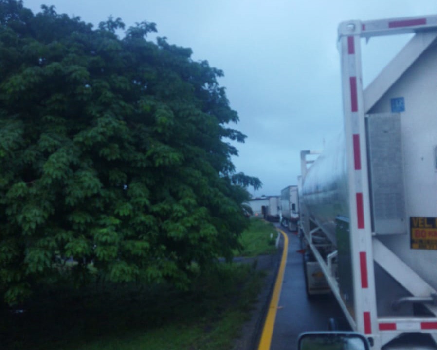 Reportan largas filas en caseta de Costa Rica; desde las 9 de la noche del domingo está cerrada