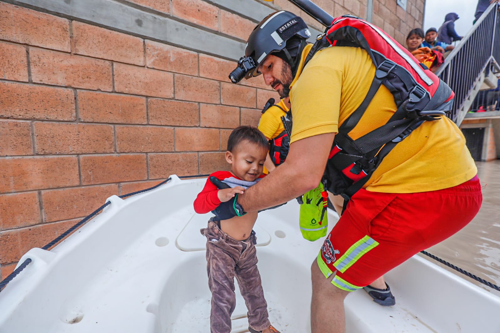 ¡Había niños y bebés! Rescatan a jornaleros que estaban desde el sábado acorralados por inundaciones, en Navolato