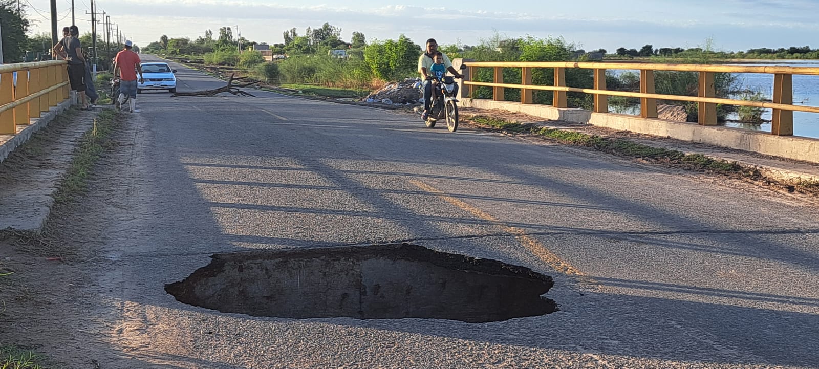 Se abre socavón sobre la carretera 300 en Guasave; hay zonas incomunicadas 