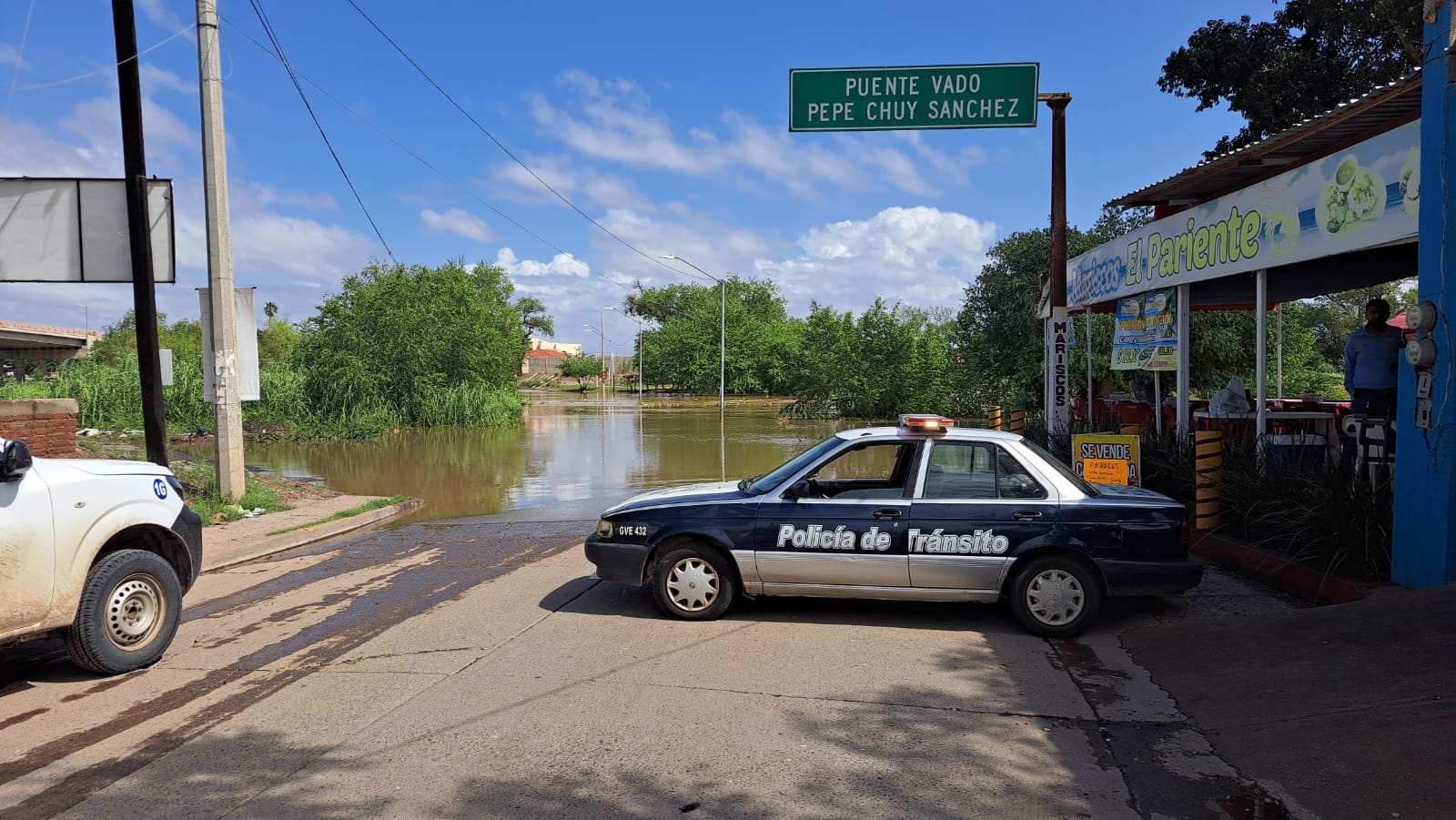Se desborda el río Sinaloa a su paso por el puente Vado en Guasave; autoridades descartan riesgo de inundación