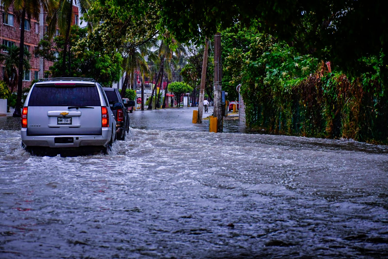 Lluvias de hasta 80 mm en Mazatlán dejaron inundaciones y un vehículo atrapado, afirma Protección Civil