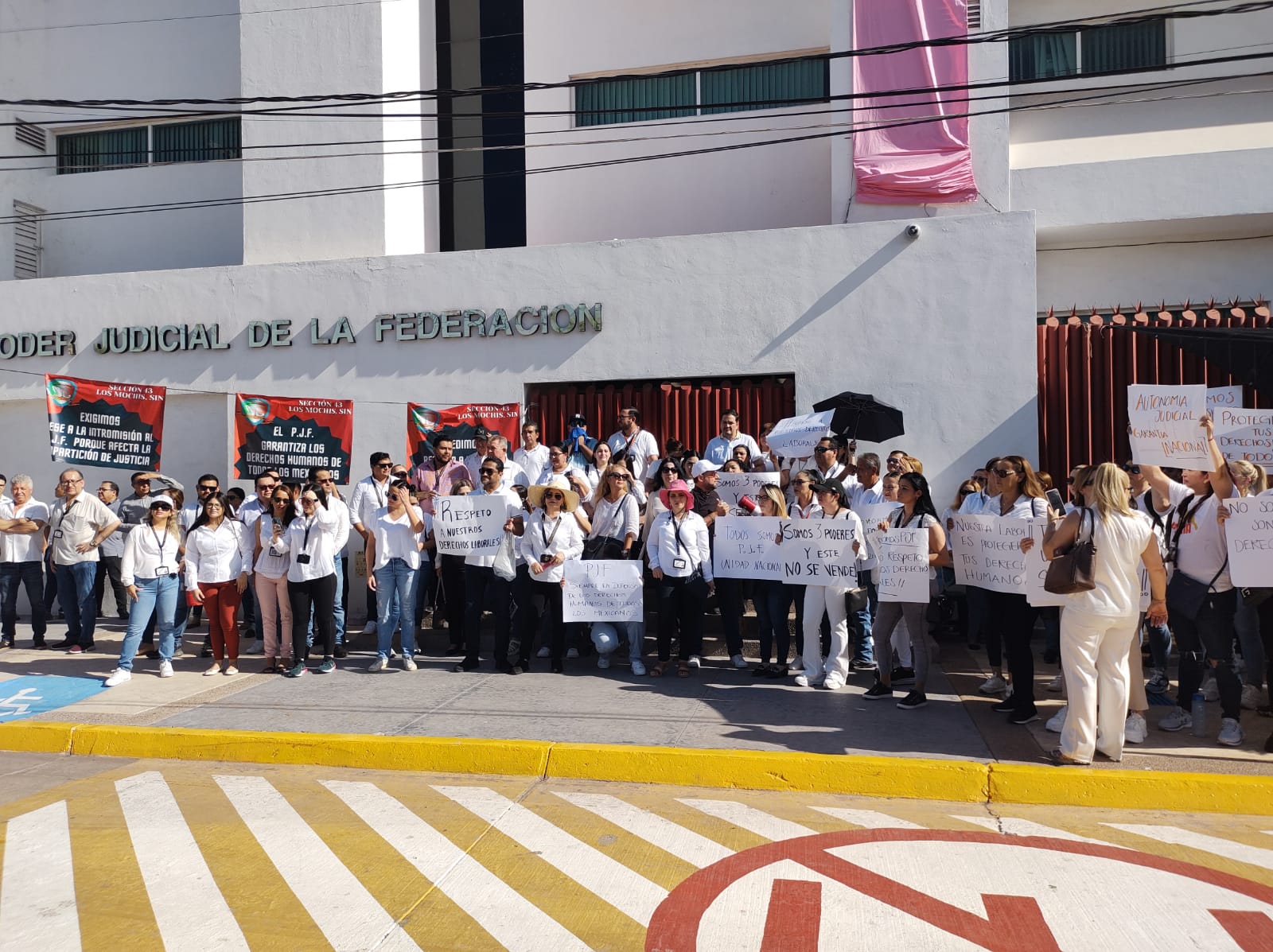 Se manifiestan empleados del Poder Judicial de la Federación en Los Mochis