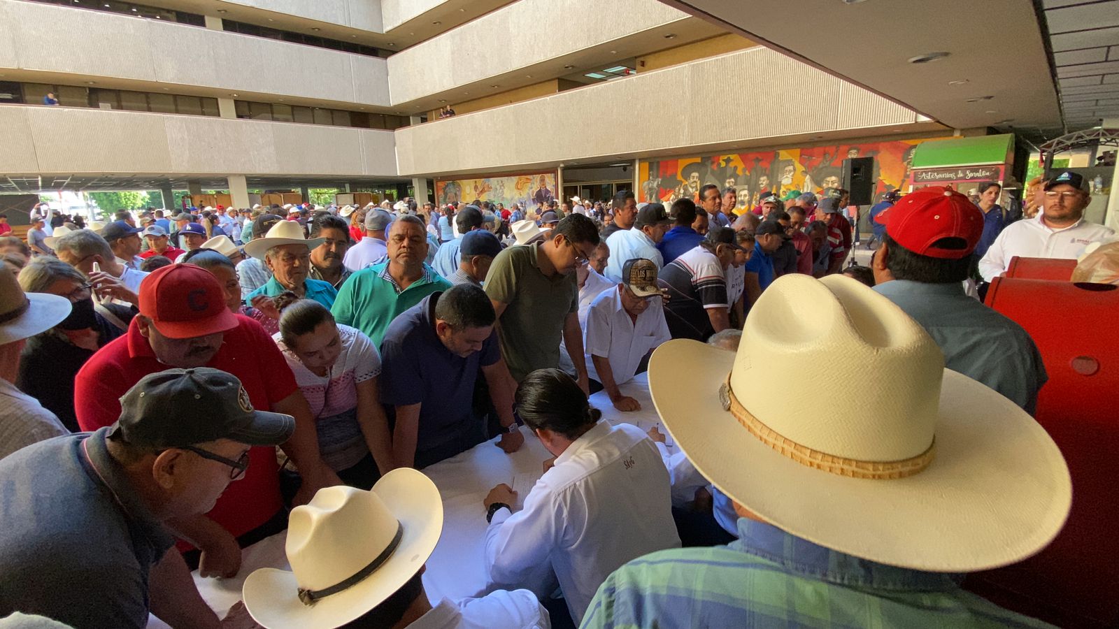 Se ‘plantan’ productores de maíz en Palacio de Gobierno; exigen el pago de sus cosechas
