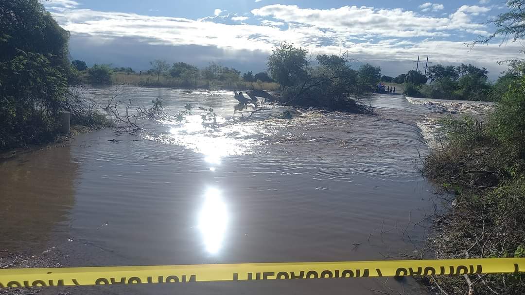 Se sale el arroyo El Caimán en el municipio de Sinaloa