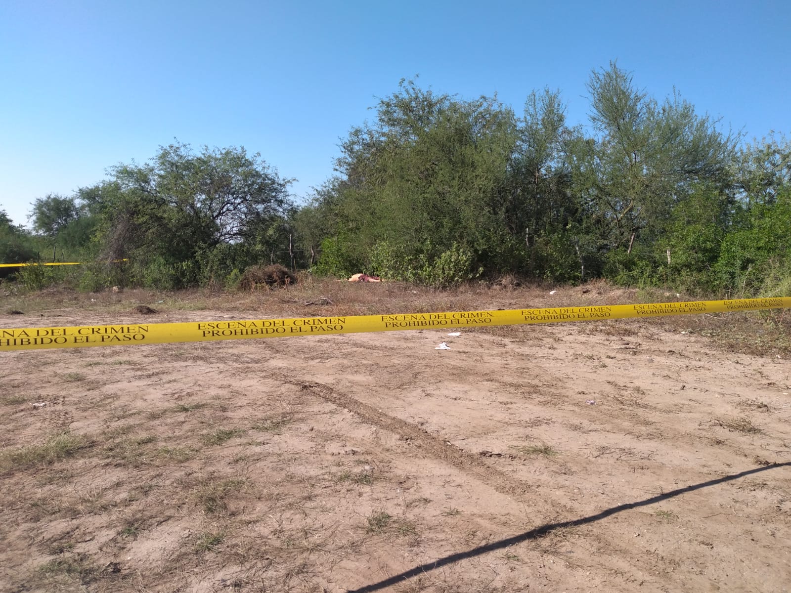 Semidesnudo y con un impacto de bala es como fue localizado un hombre sin vida en Sibajahui, El Fuerte