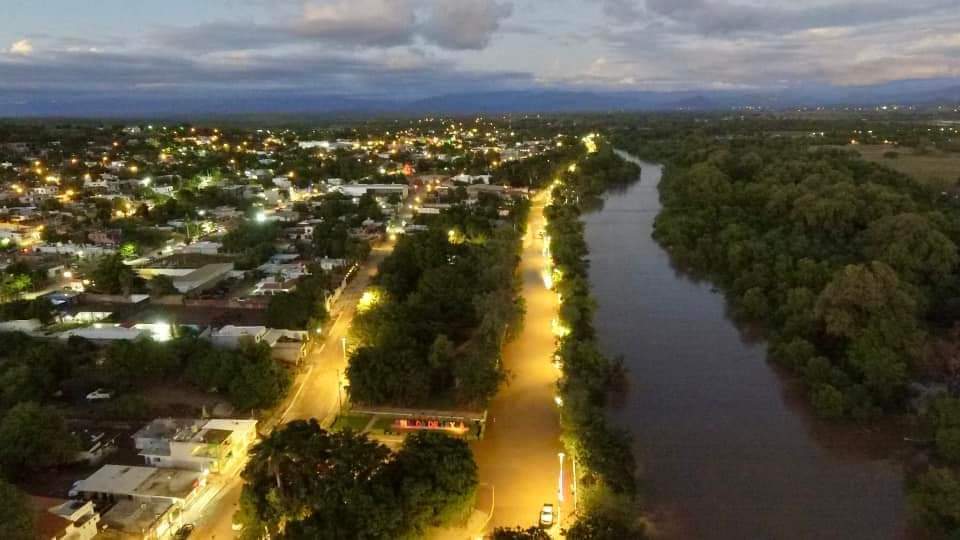 Se inunda el malecón de Sinaloa de Leyva por creciente del río