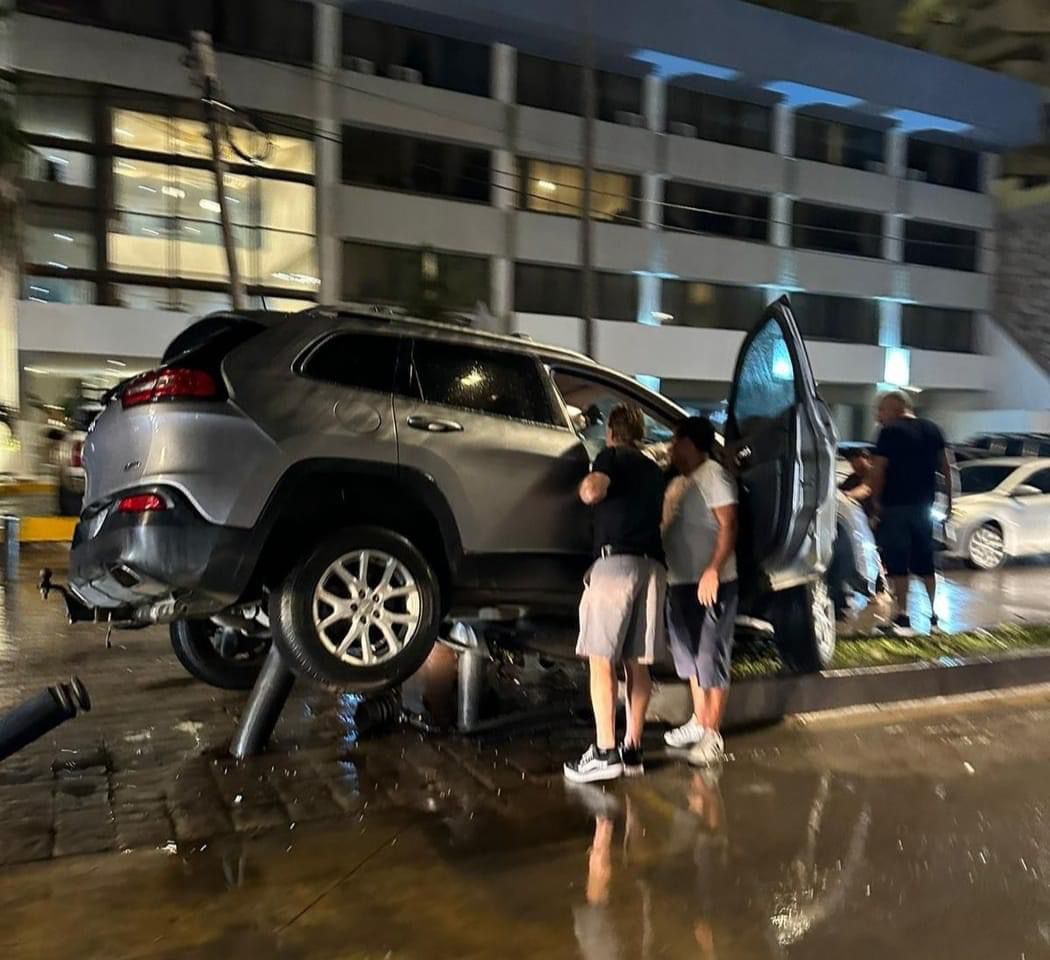 Sobre un paso peatonal y camellón termina camioneta Jeep en Zona Dorada en Mazatlán