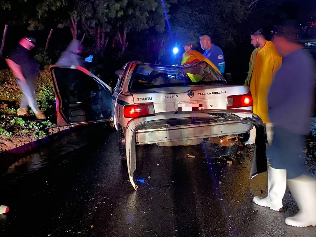 Taxista muere tras ser arrastrado en su vehículo por un arroyo en Elota