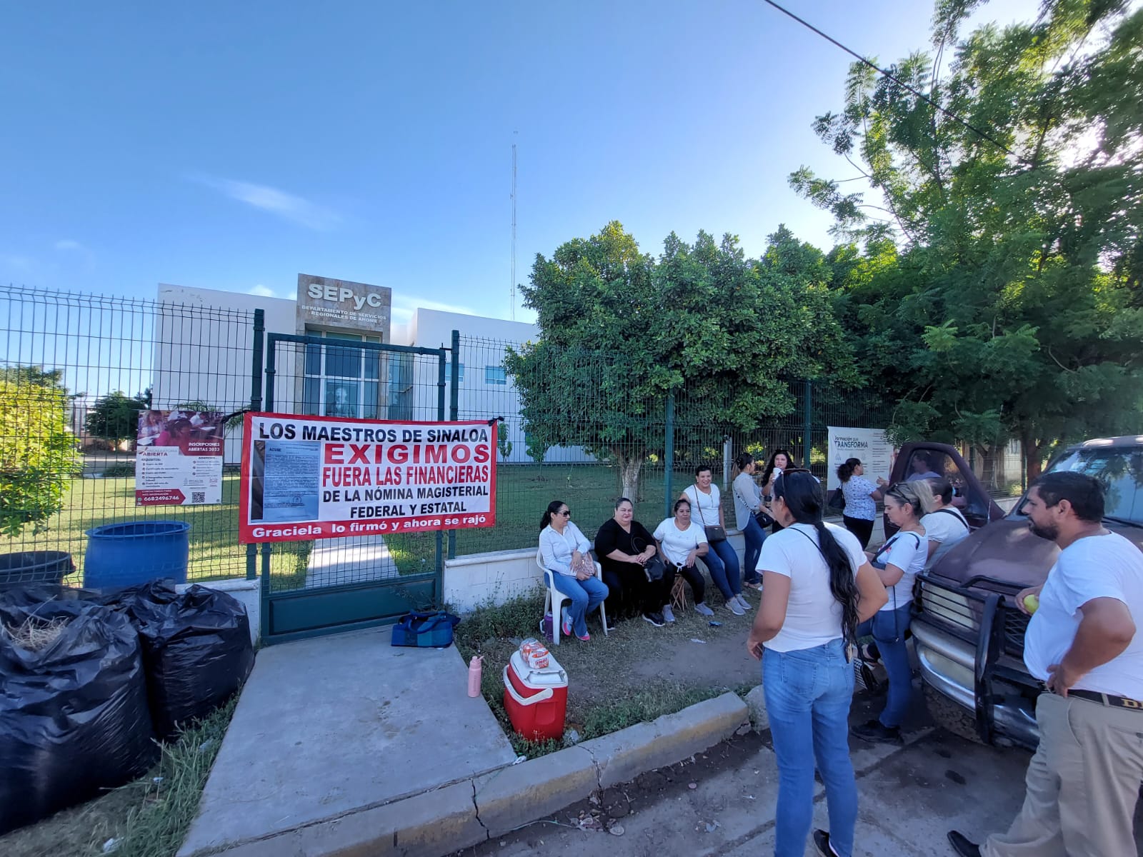Toman maestros, oficinas de SEPyC en Ahome; exigen detengan descuentos de  nómina para financieras