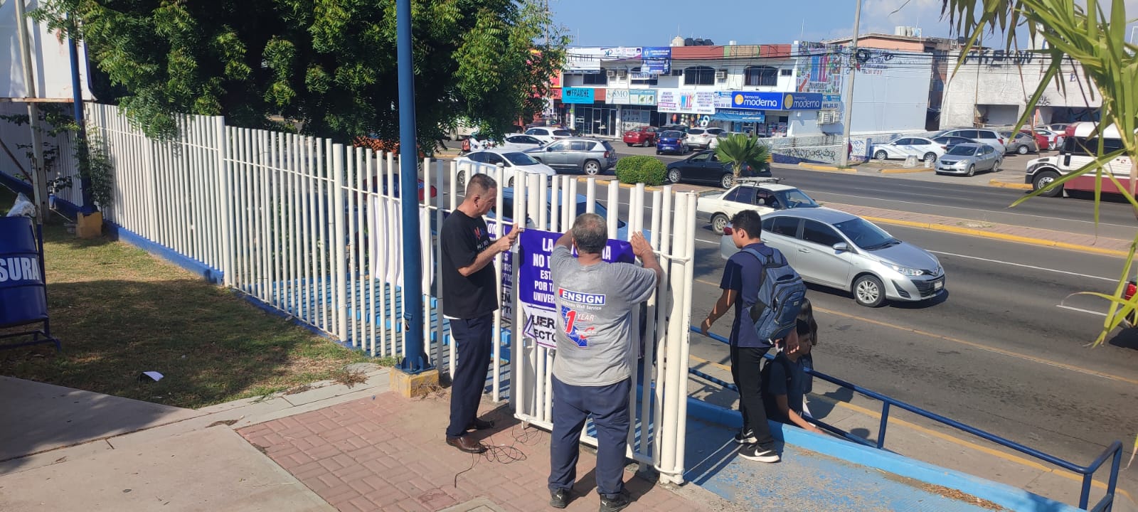 ‘Le ponen ataúd y veladoras’ a la UAS en Mazatlán, así protestan trabajadores en desacuerdo con el rector