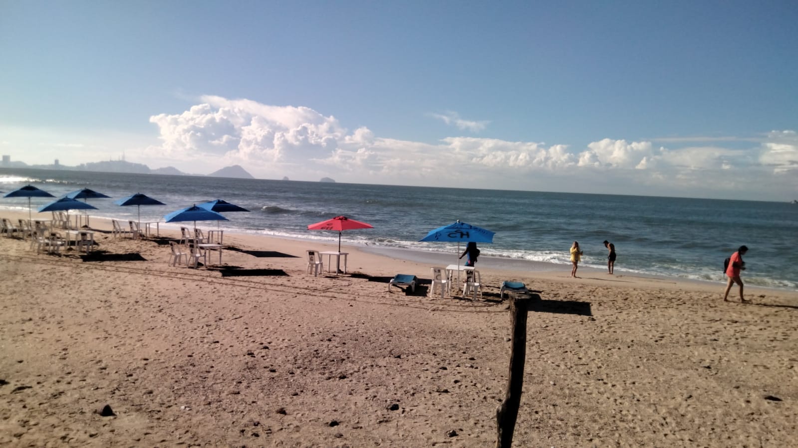 Tras ‘Lidia’ el oleaje ha descendido en Mazatlán y con ello se restablecen actividades en playa