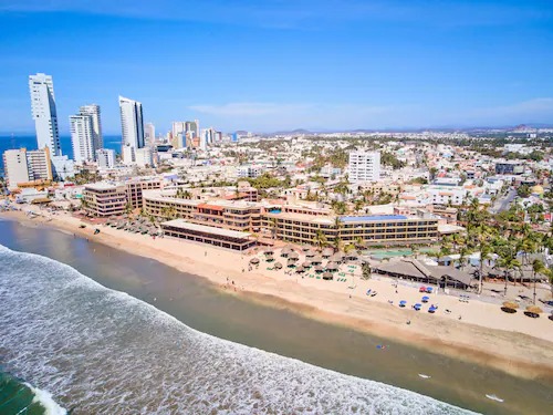 ¡Se logró! Viaja Édgar González a CDMX por autorización para rehabilitar accesos de playa en Mazatlán