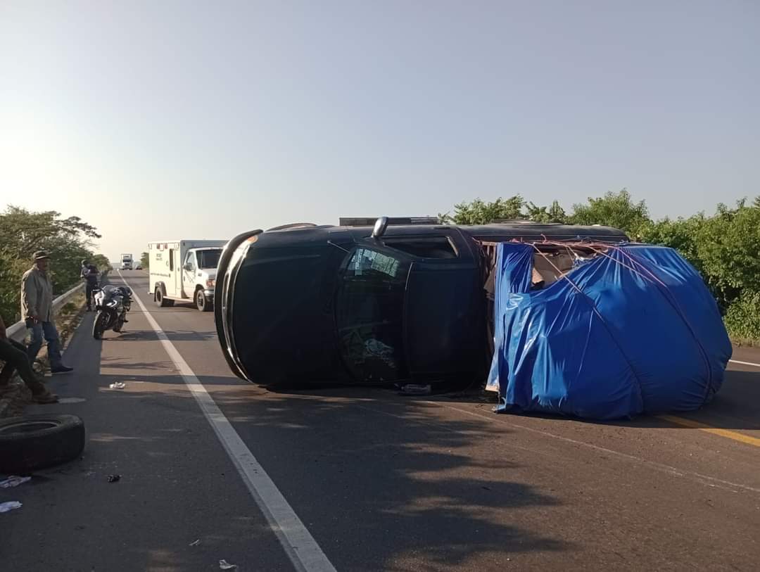 Viajeros de Michoacán se vuelcan en su camioneta sobre el libramiento Villa Unión-Tepic