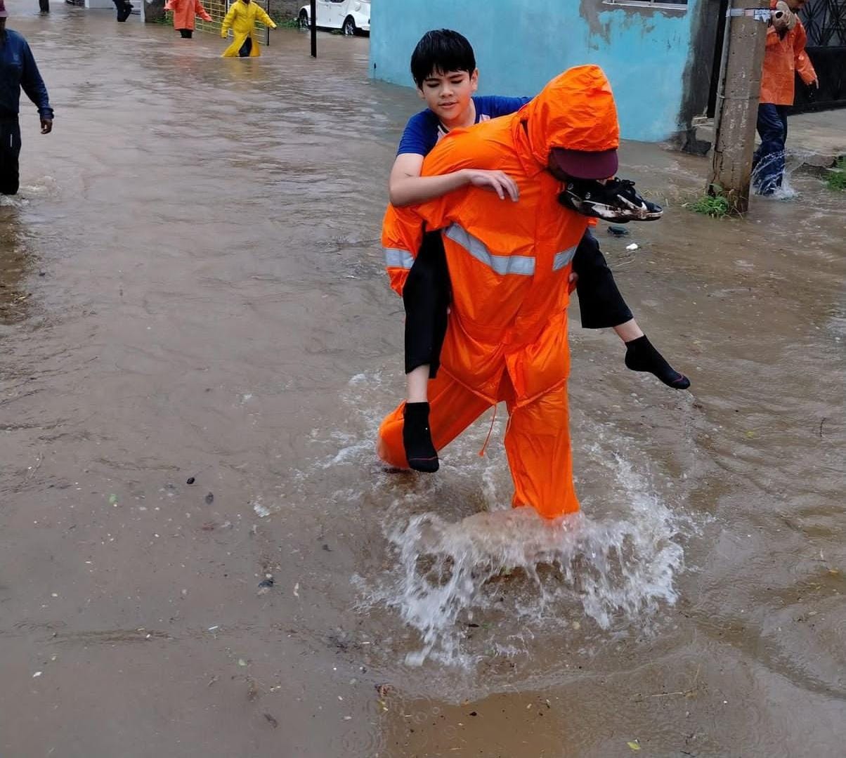 ¡Se visten de héroes! Personal de limpieza en Mazatlán le entran al rescate ante lluvias e inundaciones