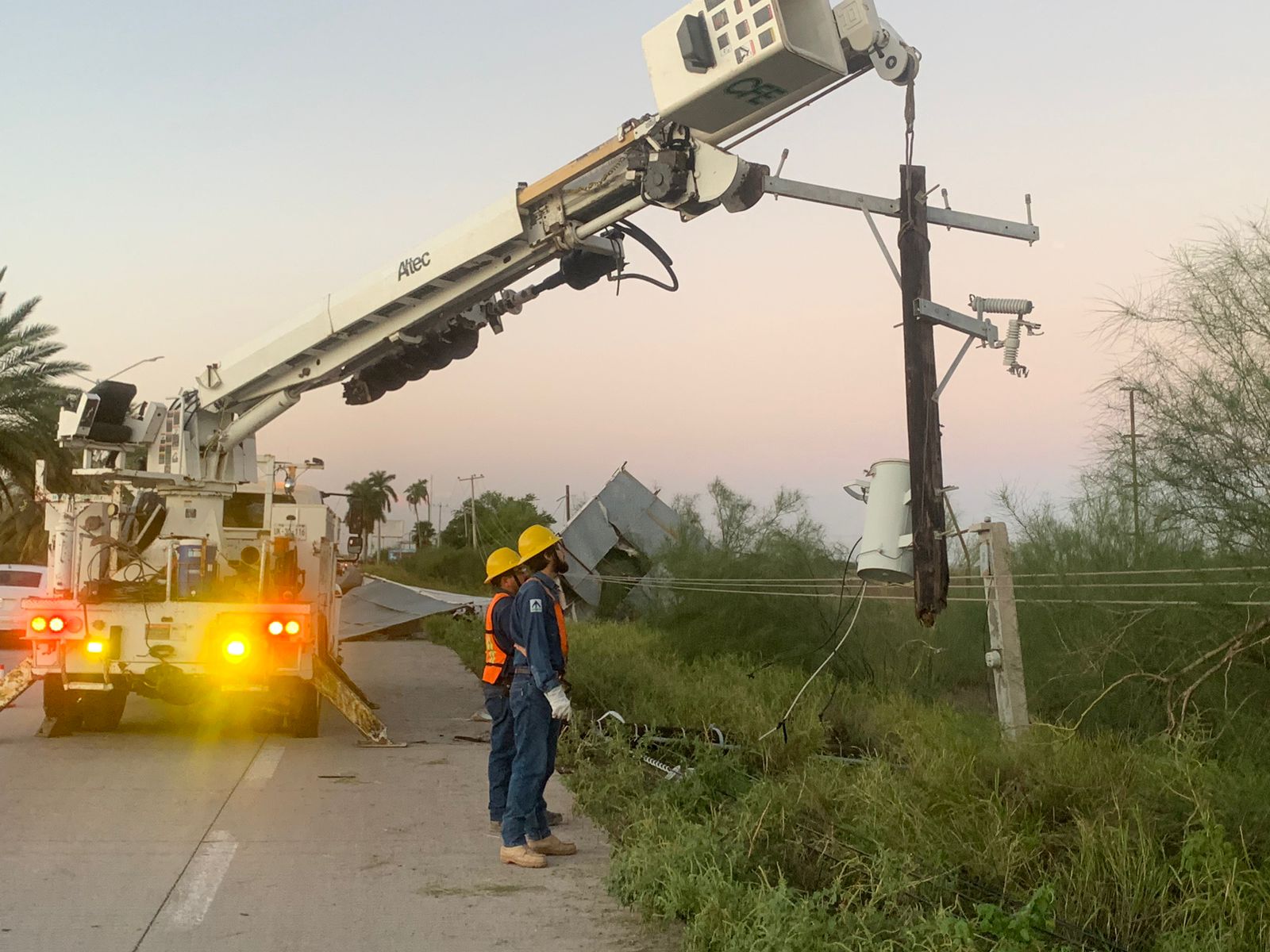 ¡Ya tienen luz! Habitantes de El Cerro Cabezón, Guasave, agradecen atención de CFE