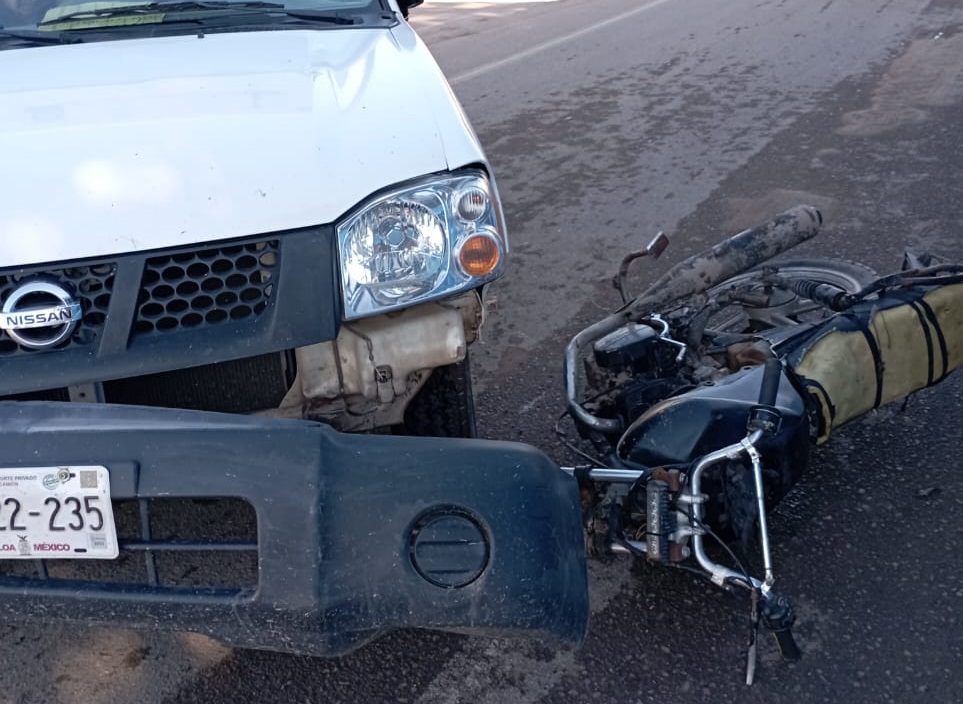 Motociclista es embestido por conductor de una camioneta en el ejido Águila Azteca