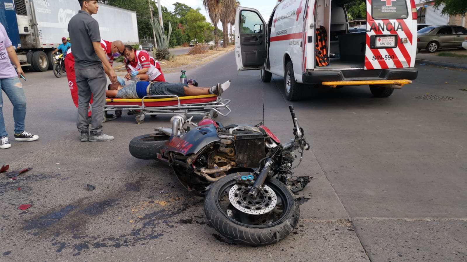 En Los Mochis, accidente en la colonia Álamos 1, deja como resultado a un motociclista gravemente herido