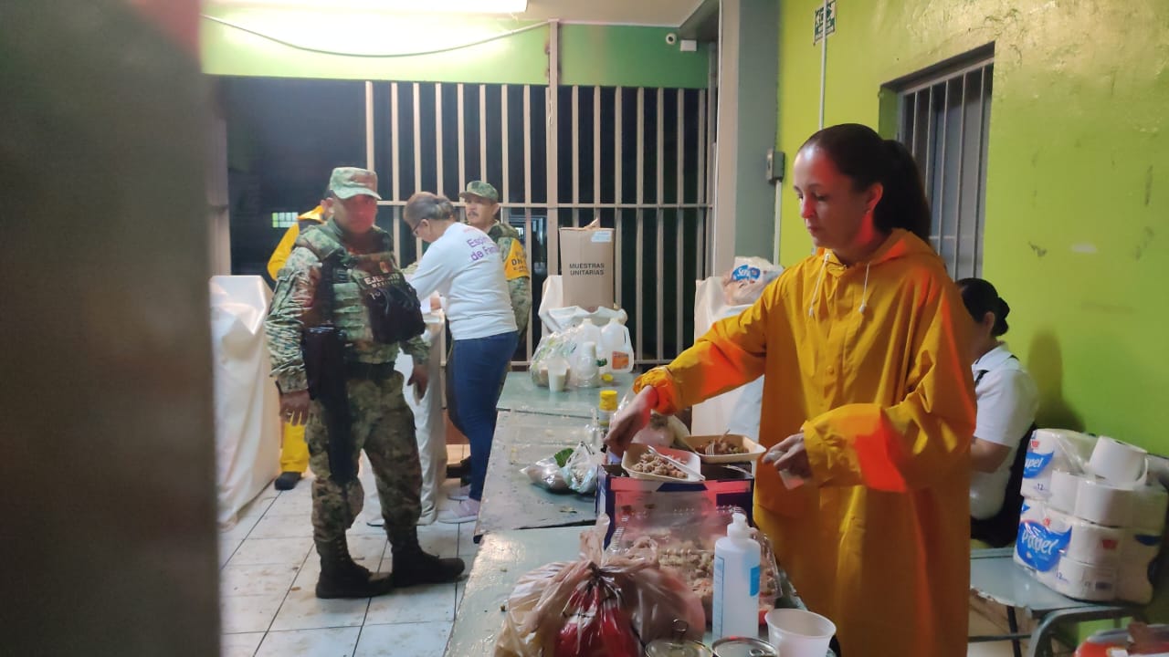 Familias vulnerables de la zona rural y urbana son refugiadas en albergues en Ahome ante embates de ‘Norma’