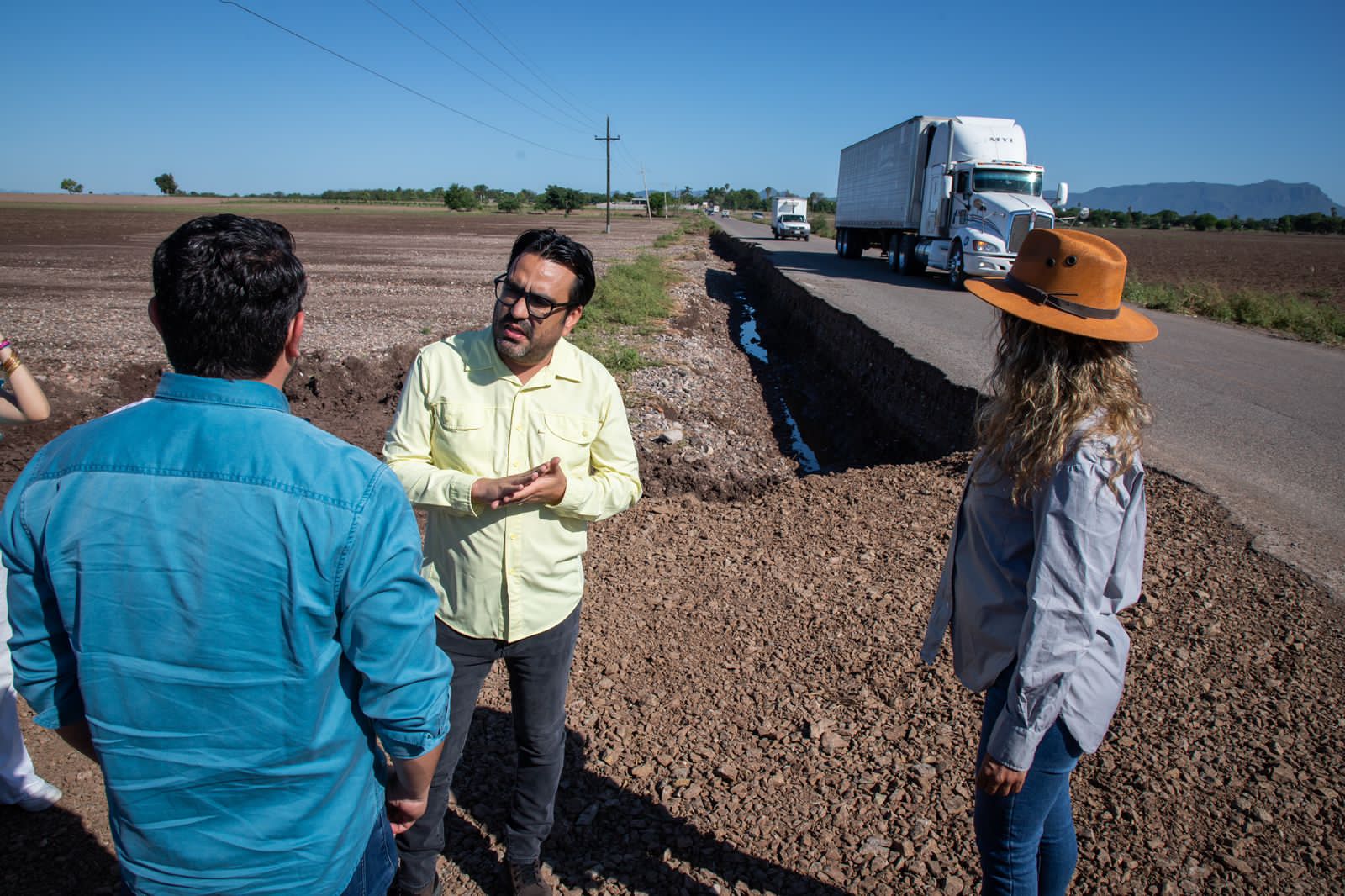 ¡Manos a la obra! En Culiacán, inician la reparación de carreteras y caminos afectados por ‘Norma’
