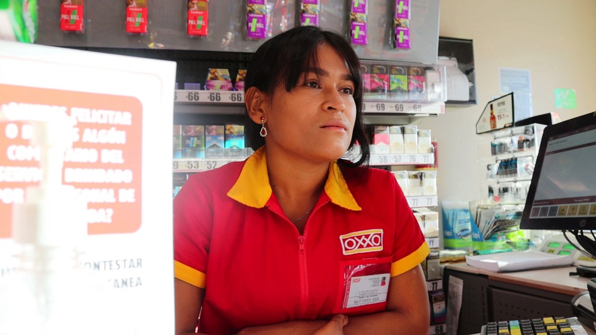 Alexandra, cajera de OXXO en Mazatlán que regresó cartera, afirma que practica valores que le inculcó su familia