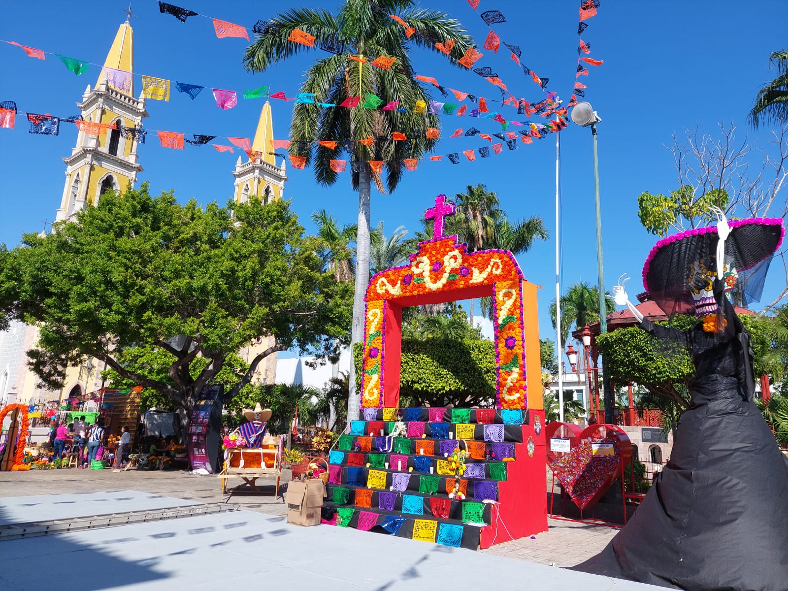 Altares adornan la Plazuela República de Mazatlán con motivo del Día de Muertos